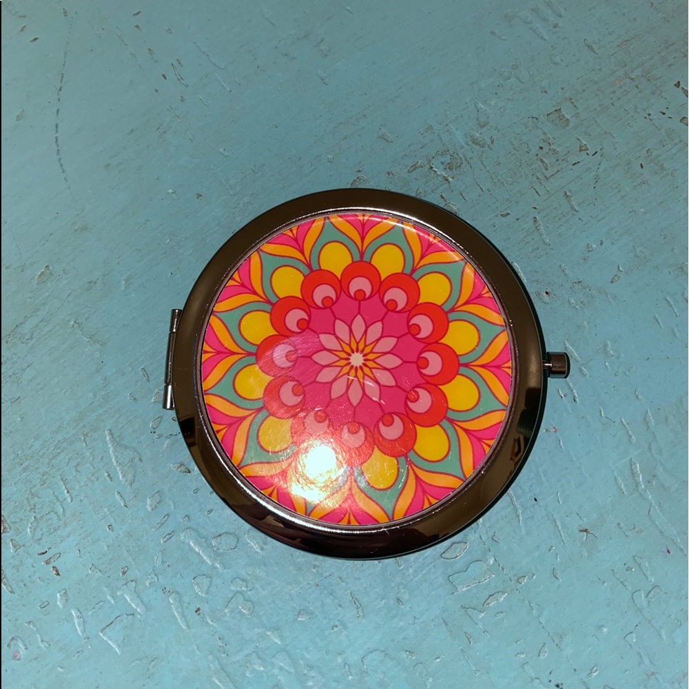 Decorative compact mirror